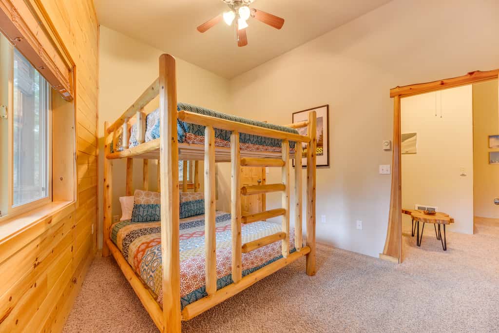 'Grizzly Tower' Packwood Cabin w/ Hot Tub!