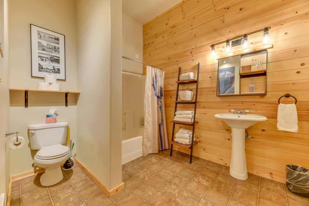 'Grizzly Tower' Packwood Cabin w/ Hot Tub!