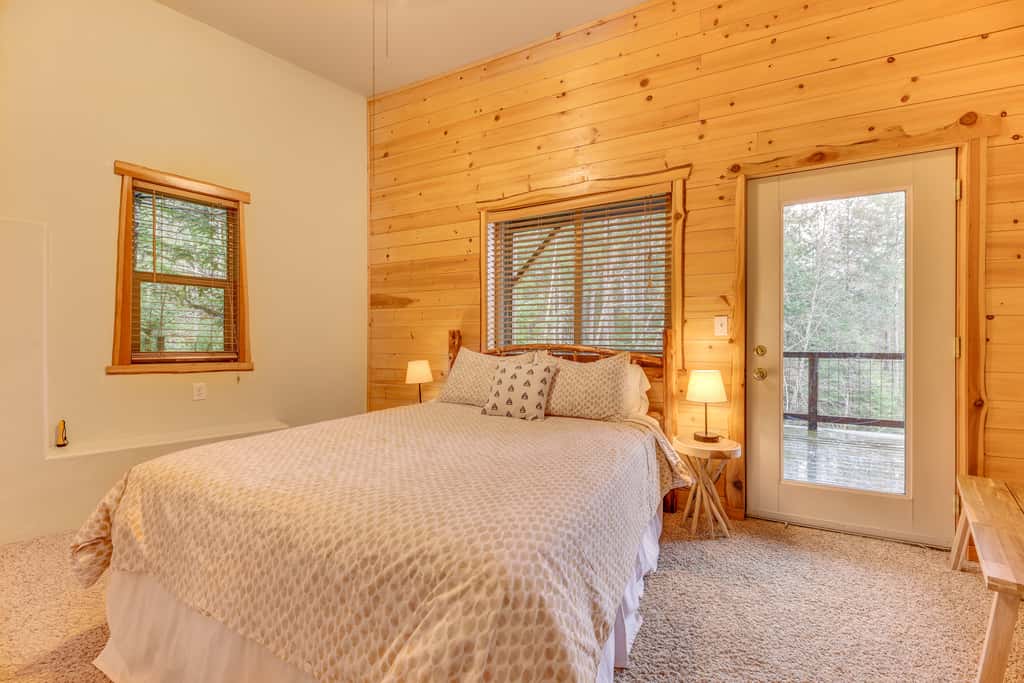 'Grizzly Tower' Packwood Cabin w/ Hot Tub!