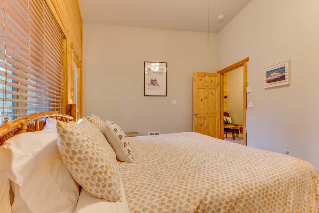 'Grizzly Tower' Packwood Cabin w/ Hot Tub!