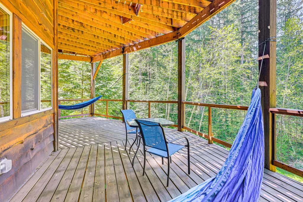 'Grizzly Tower' Packwood Cabin w/ Hot Tub!