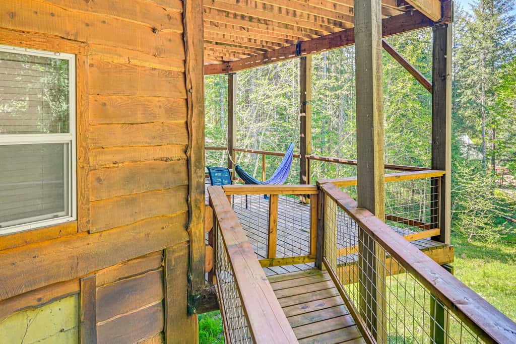 'Grizzly Tower' Packwood Cabin w/ Hot Tub!