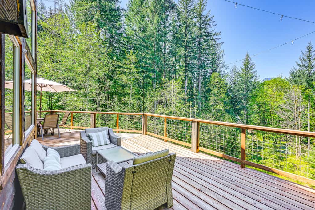 'Grizzly Tower' Packwood Cabin w/ Hot Tub!