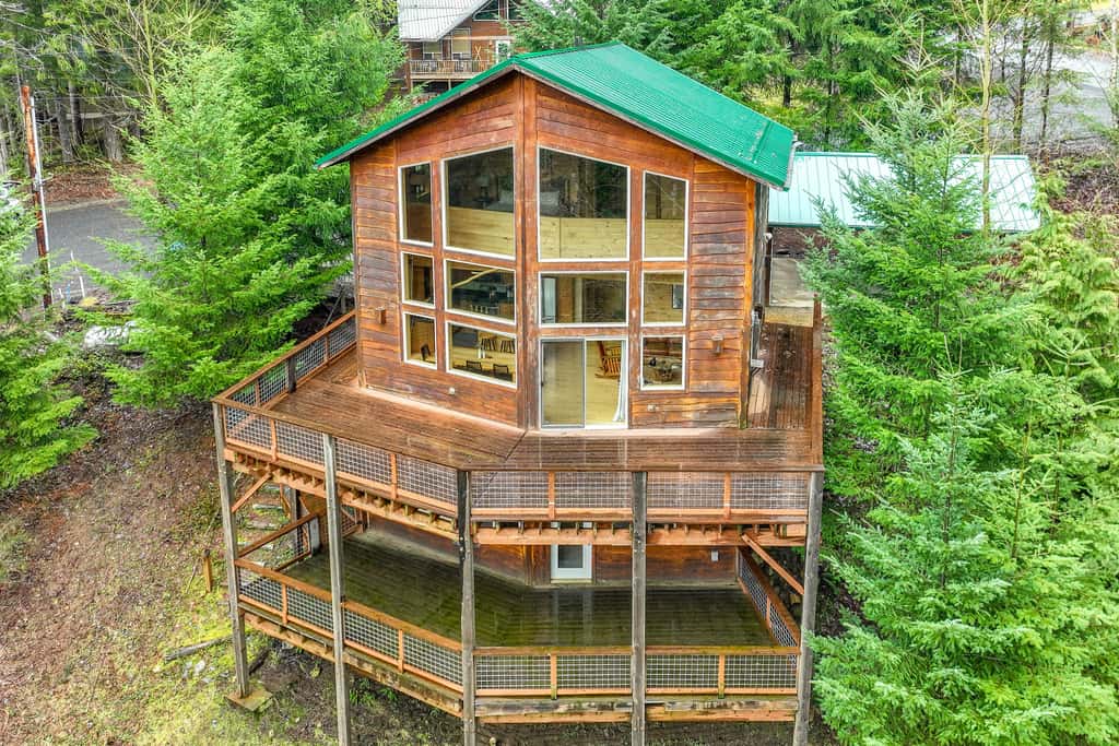 'Grizzly Tower' Packwood Cabin w/ Hot Tub!