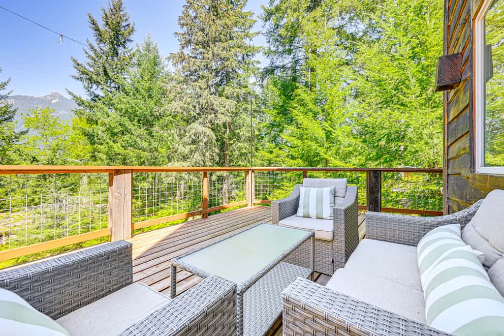 'Grizzly Tower' Packwood Cabin w/ Hot Tub!