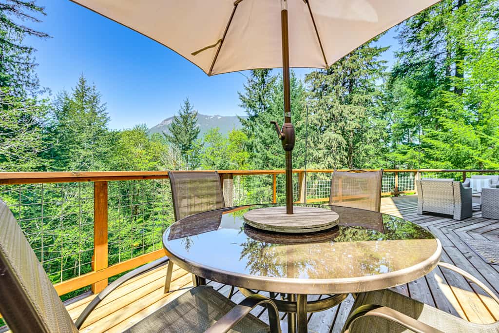 'Grizzly Tower' Packwood Cabin w/ Hot Tub!