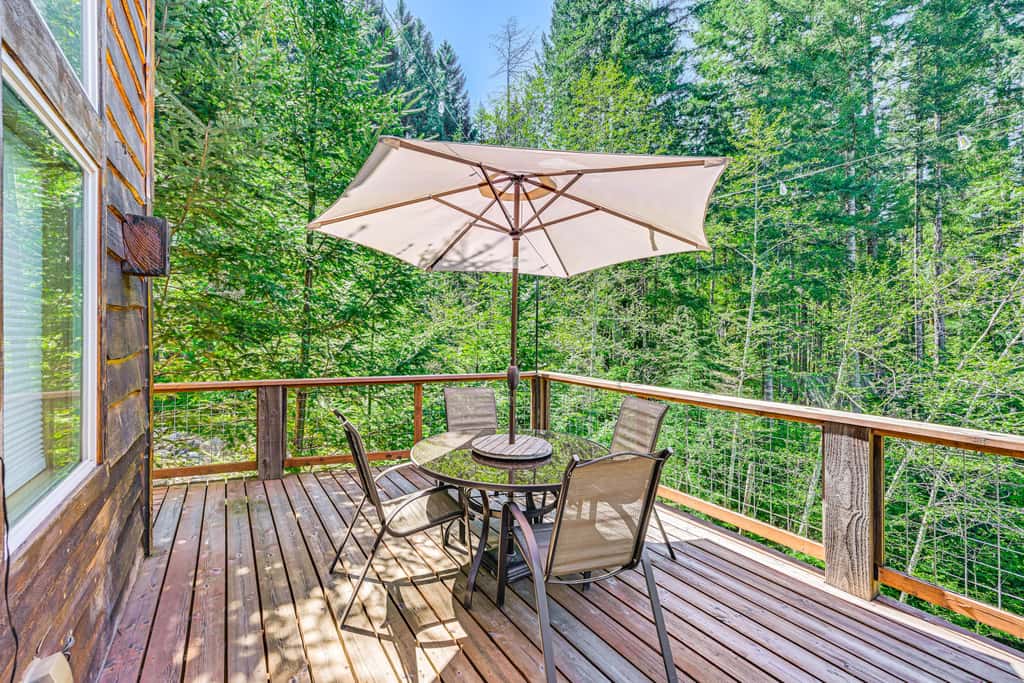 'Grizzly Tower' Packwood Cabin w/ Hot Tub!