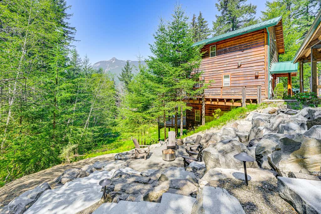 'Grizzly Tower' Packwood Cabin w/ Hot Tub!