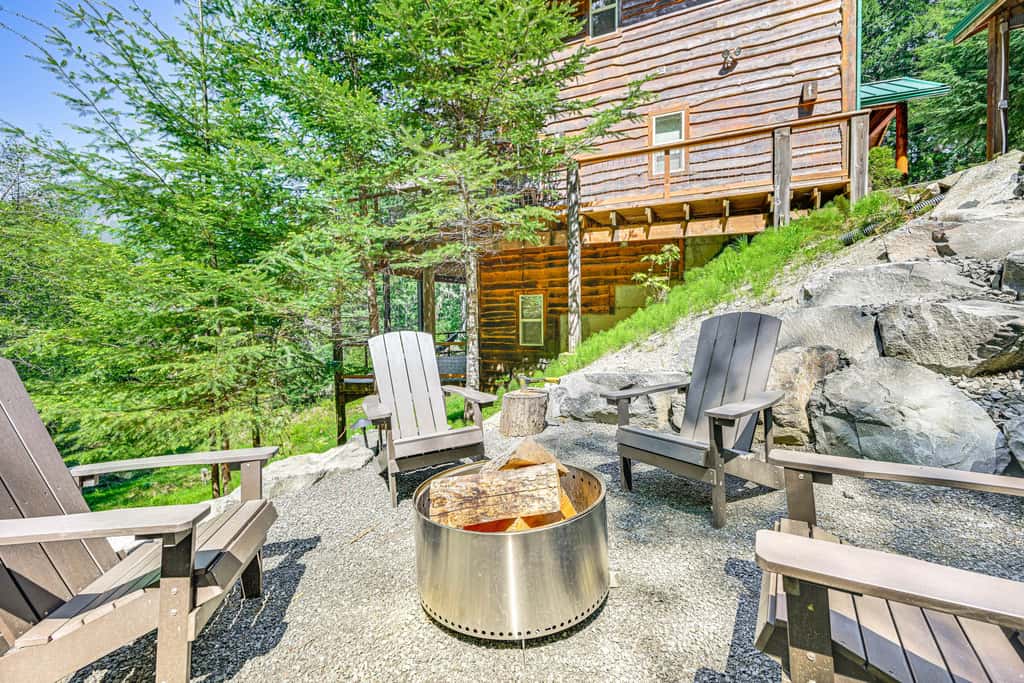 'Grizzly Tower' Packwood Cabin w/ Hot Tub!