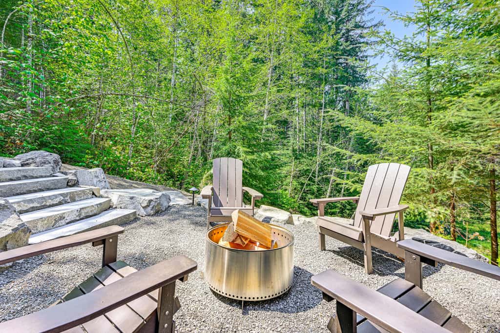 'Grizzly Tower' Packwood Cabin w/ Hot Tub!