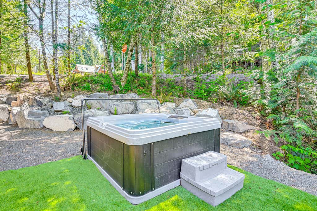 'Grizzly Tower' Packwood Cabin w/ Hot Tub!