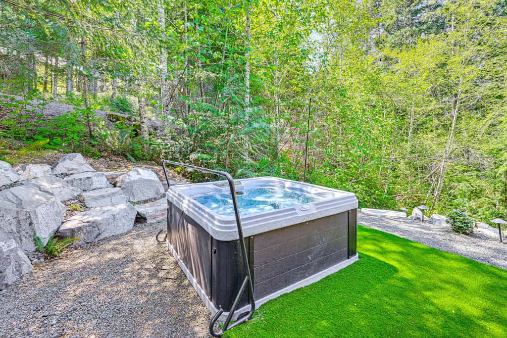 'Grizzly Tower' Packwood Cabin w/ Hot Tub!