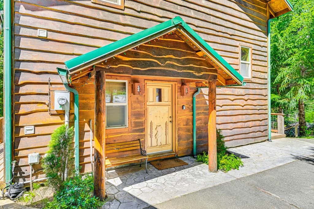 'Grizzly Tower' Packwood Cabin w/ Hot Tub!