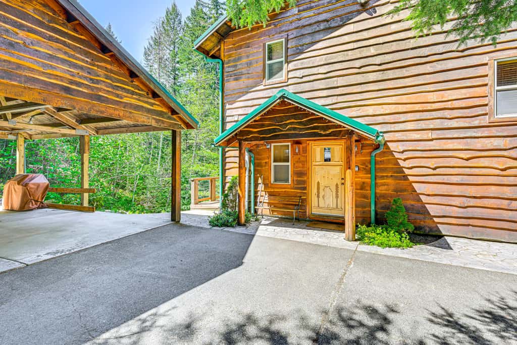 'Grizzly Tower' Packwood Cabin w/ Hot Tub!