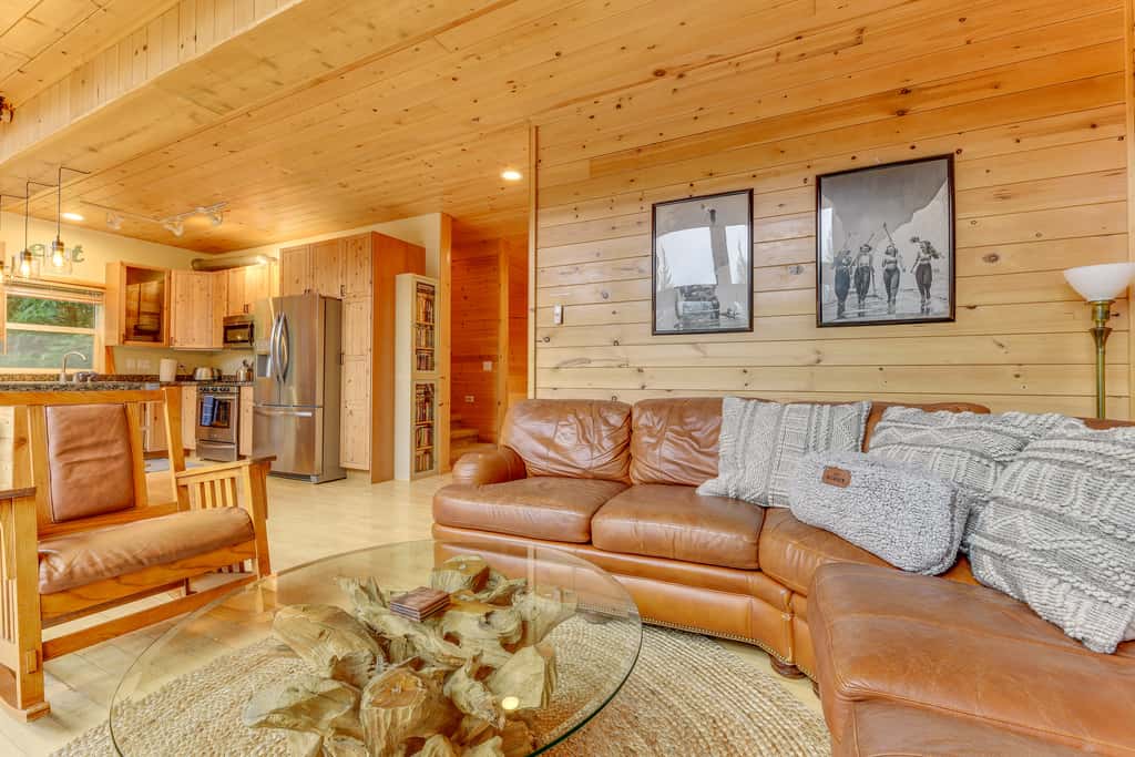 'Grizzly Tower' Packwood Cabin w/ Hot Tub!