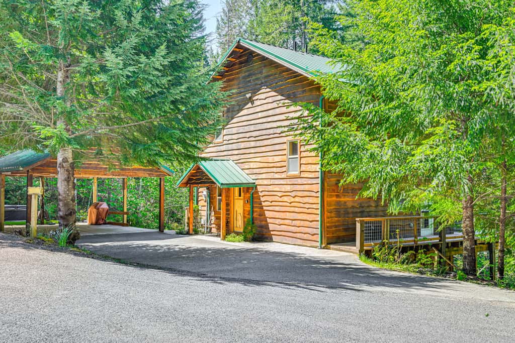 'Grizzly Tower' Packwood Cabin w/ Hot Tub!