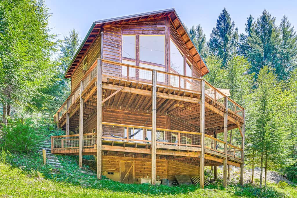 'Grizzly Tower' Packwood Cabin w/ Hot Tub!