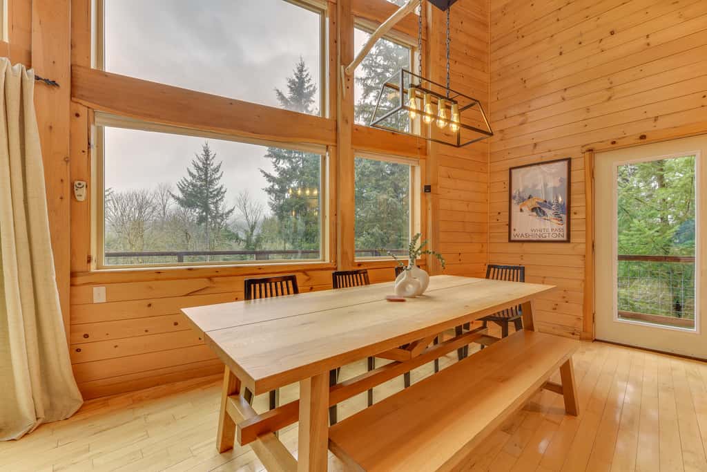 'Grizzly Tower' Packwood Cabin w/ Hot Tub!