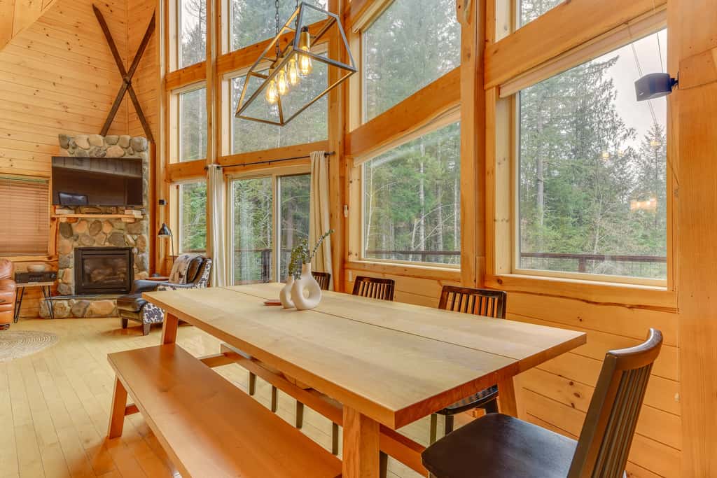 'Grizzly Tower' Packwood Cabin w/ Hot Tub!