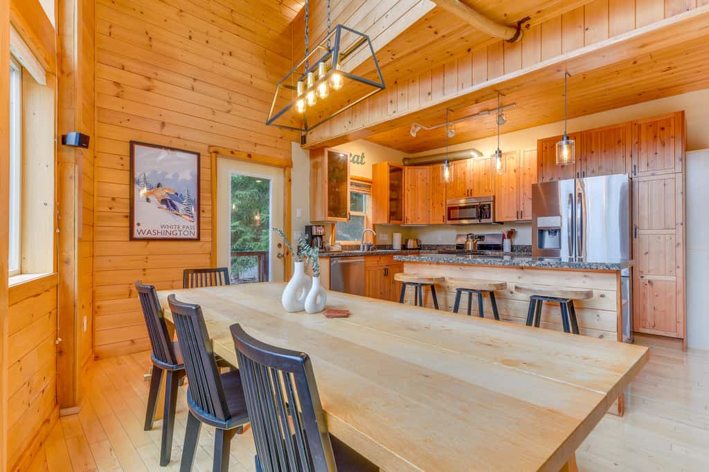 'Grizzly Tower' Packwood Cabin w/ Hot Tub!