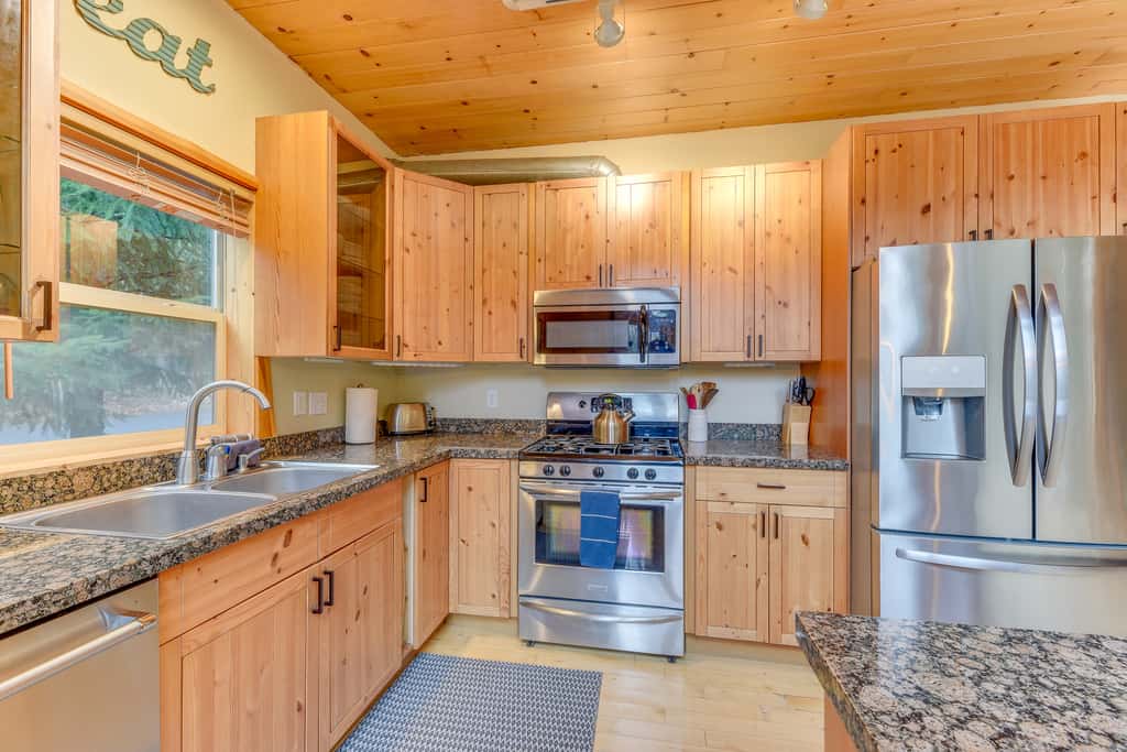 'Grizzly Tower' Packwood Cabin w/ Hot Tub!