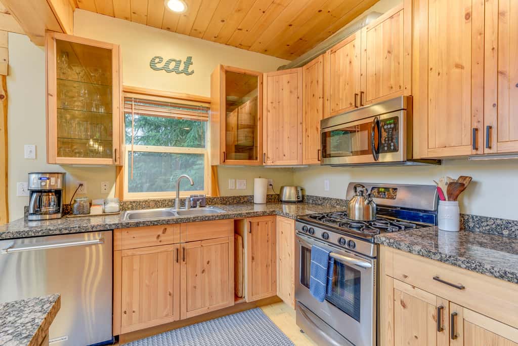 'Grizzly Tower' Packwood Cabin w/ Hot Tub!
