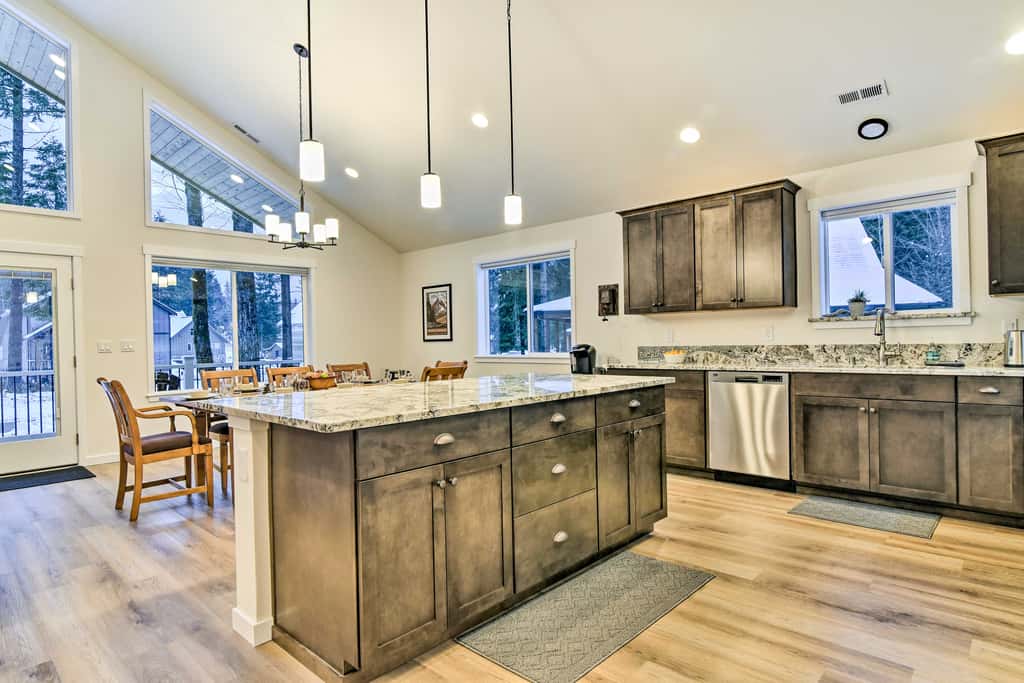 Family-Friendly Packwood Retreat w/ Deck!