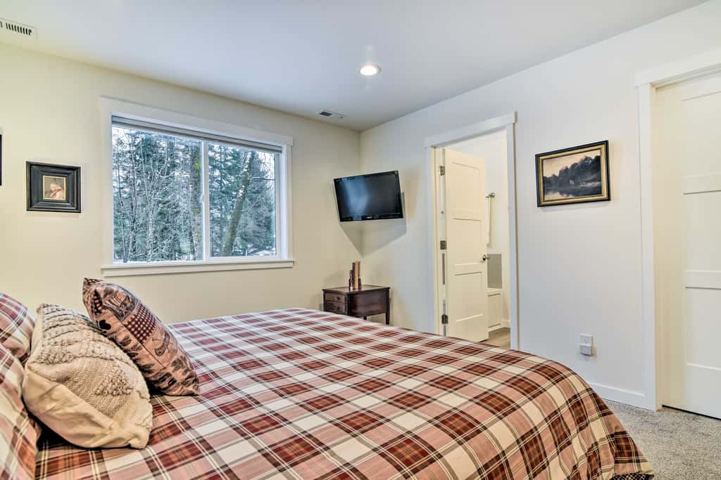 Family-Friendly Packwood Retreat w/ Deck!