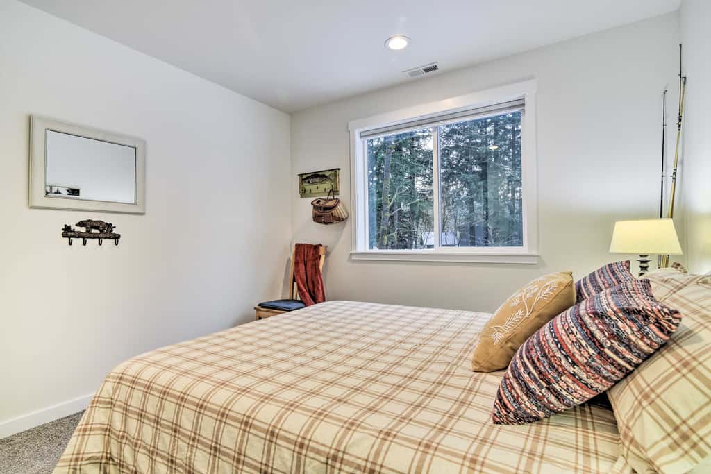 Family-Friendly Packwood Retreat w/ Deck!