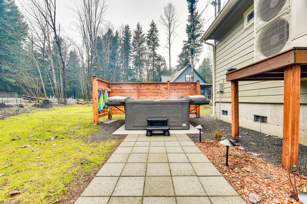 Family-Friendly Packwood Retreat w/ Deck!