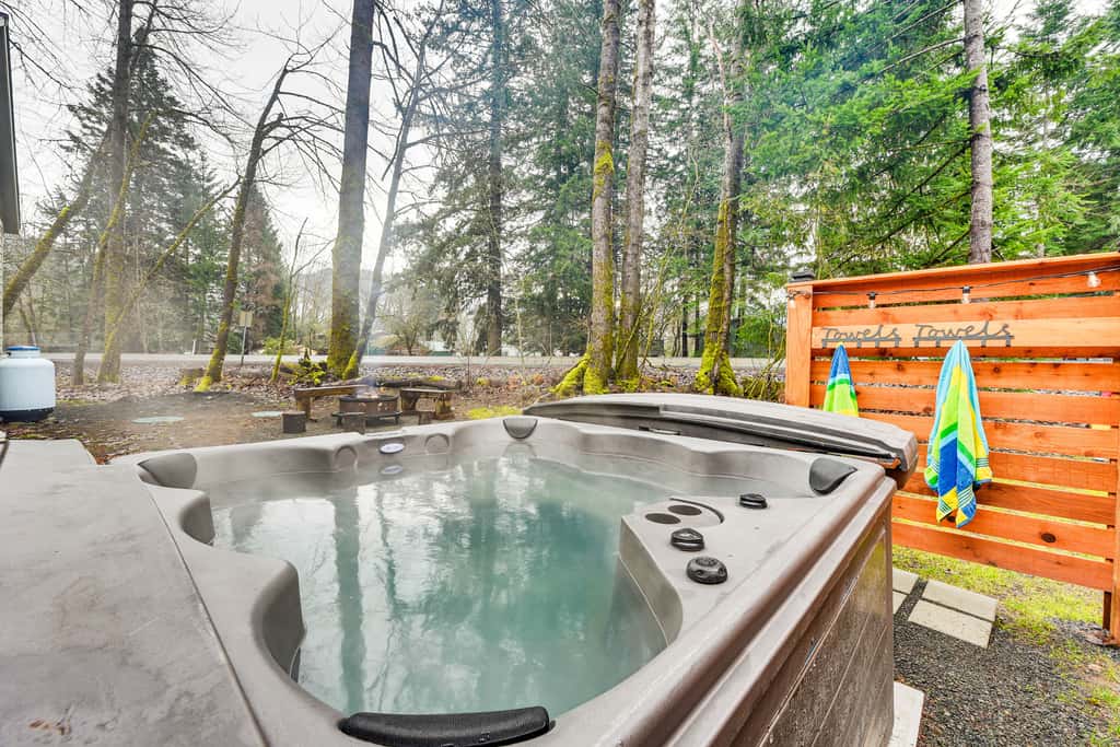Family-Friendly Packwood Retreat w/ Deck!