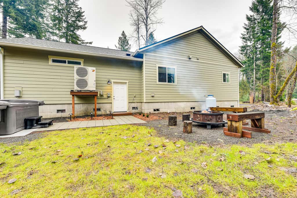 Family-Friendly Packwood Retreat w/ Deck!