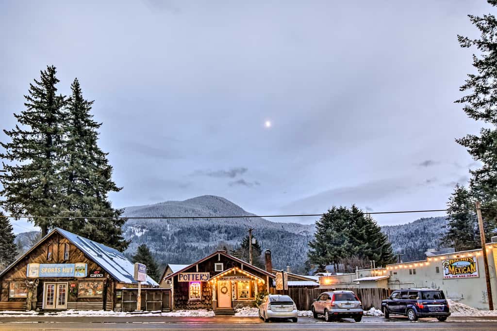 Family-Friendly Packwood Retreat w/ Deck!