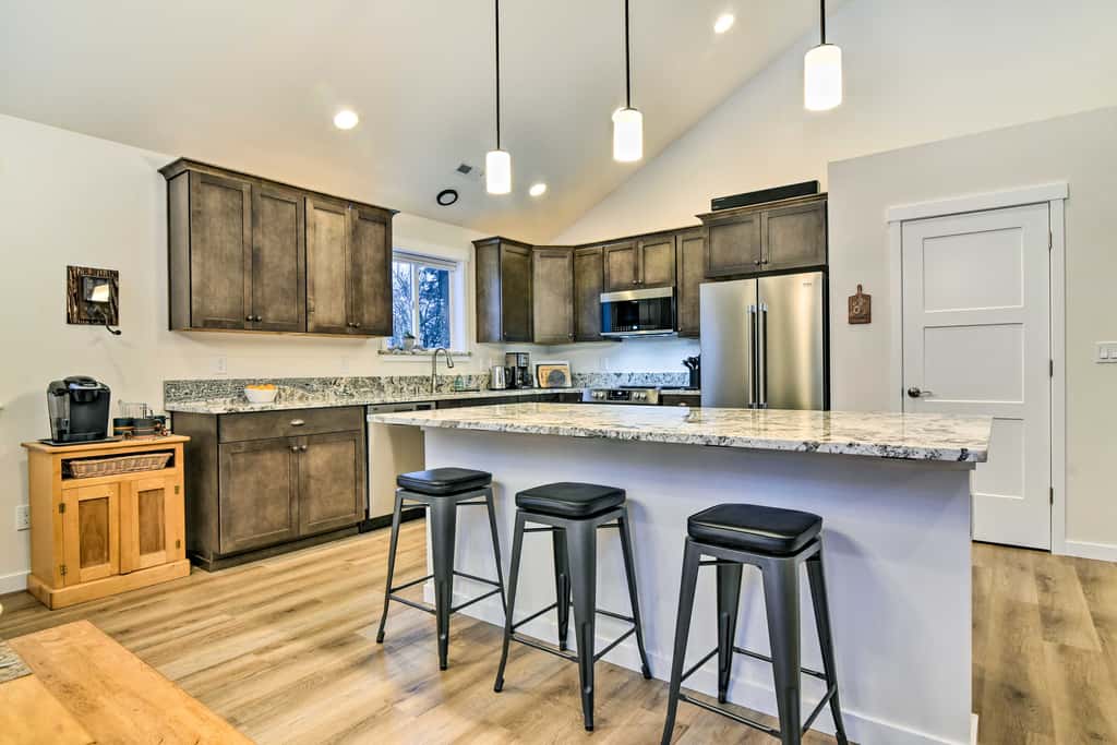 Family-Friendly Packwood Retreat w/ Deck!