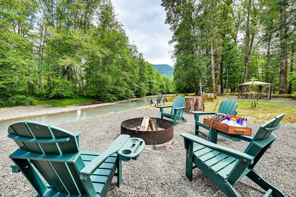 Gateway to Mt Rainier: Riverfront Haven w/ Hot Tub