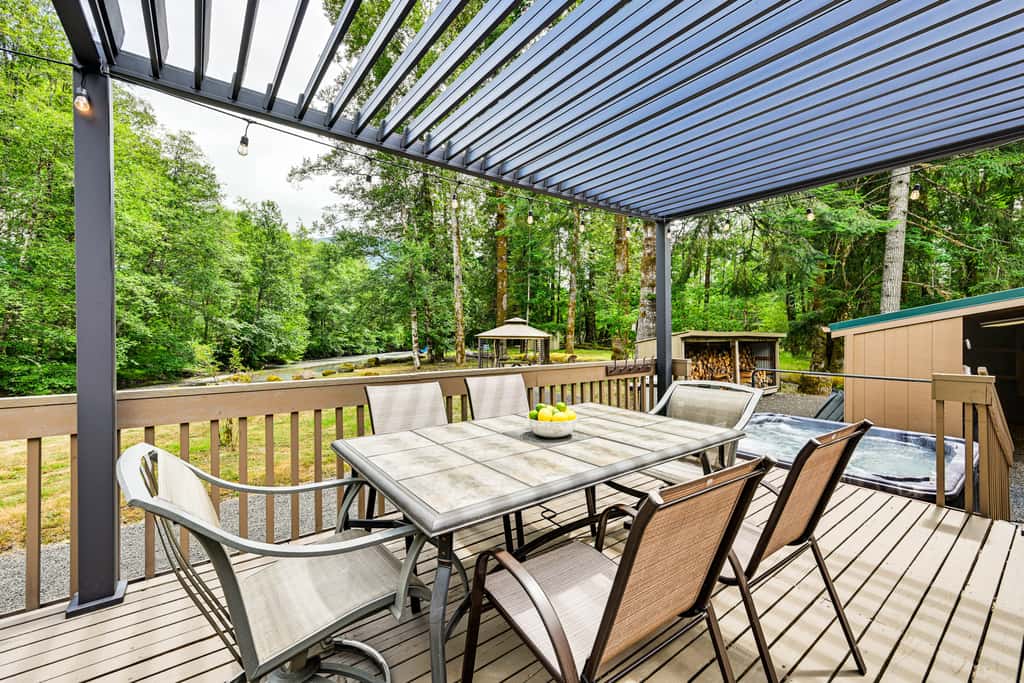 Gateway to Mt Rainier: Riverfront Haven w/ Hot Tub