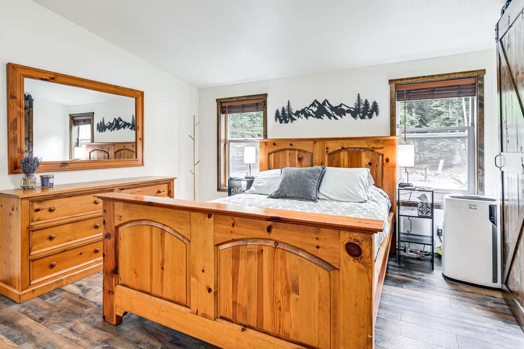 Gateway to Mt Rainier: Riverfront Haven w/ Hot Tub