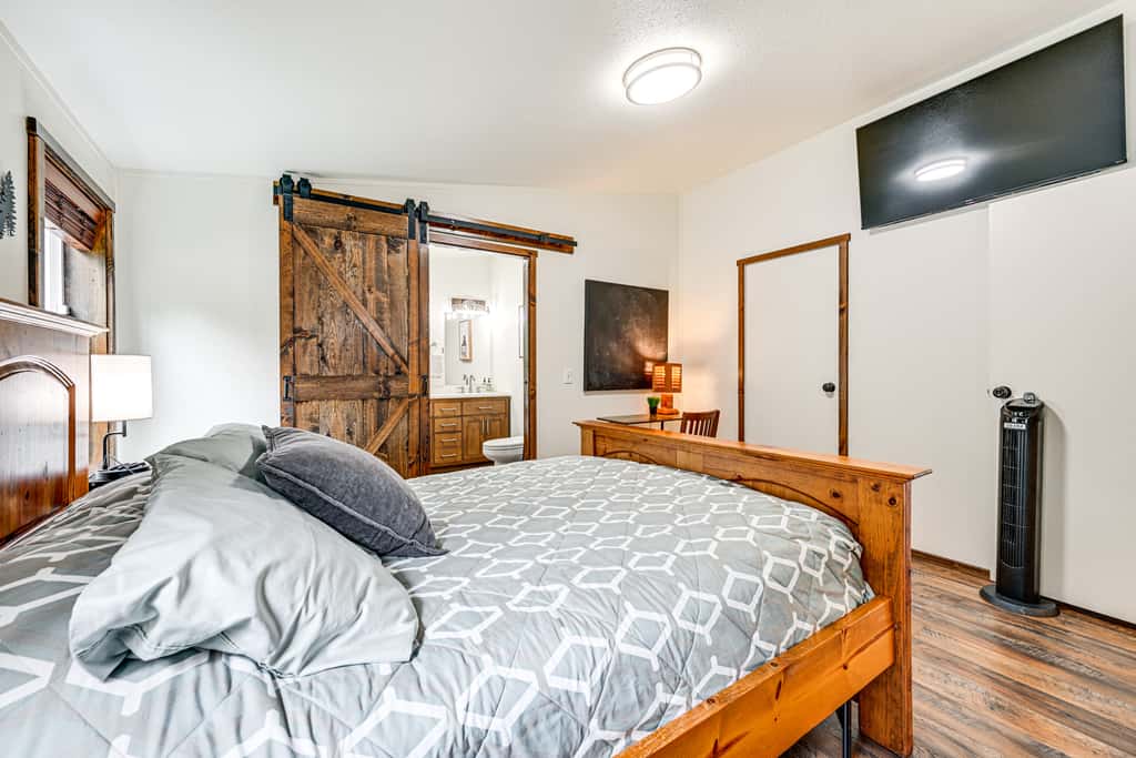 Gateway to Mt Rainier: Riverfront Haven w/ Hot Tub