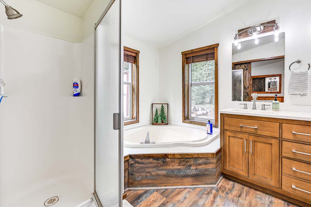 Gateway to Mt Rainier: Riverfront Haven w/ Hot Tub