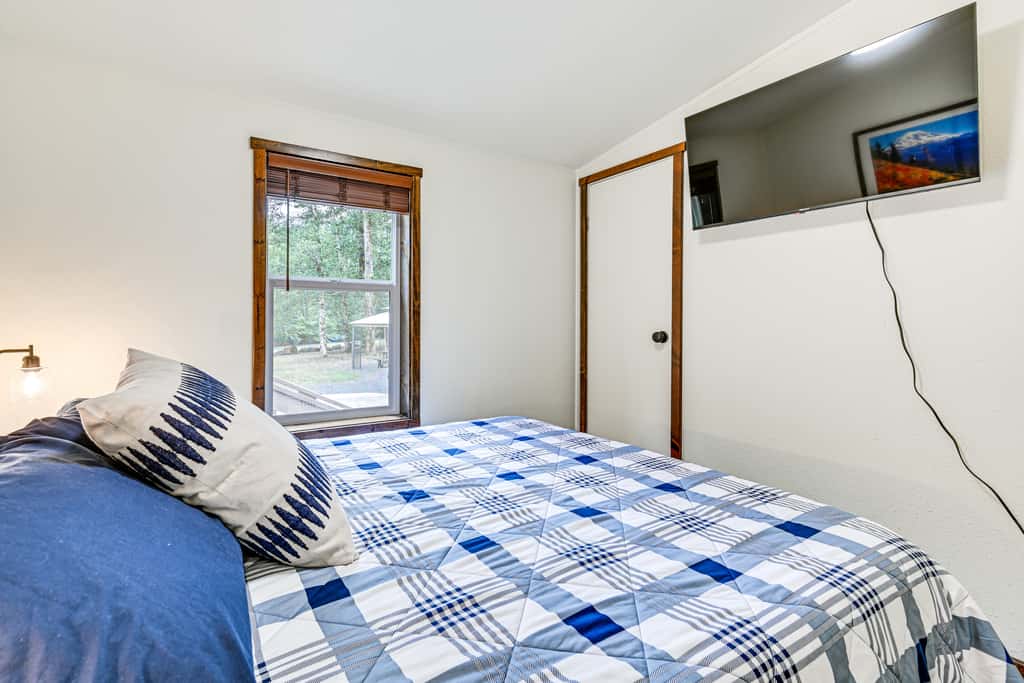 Gateway to Mt Rainier: Riverfront Haven w/ Hot Tub