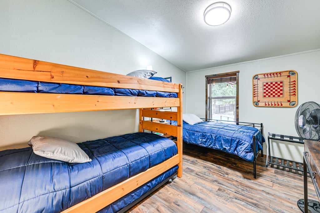 Gateway to Mt Rainier: Riverfront Haven w/ Hot Tub