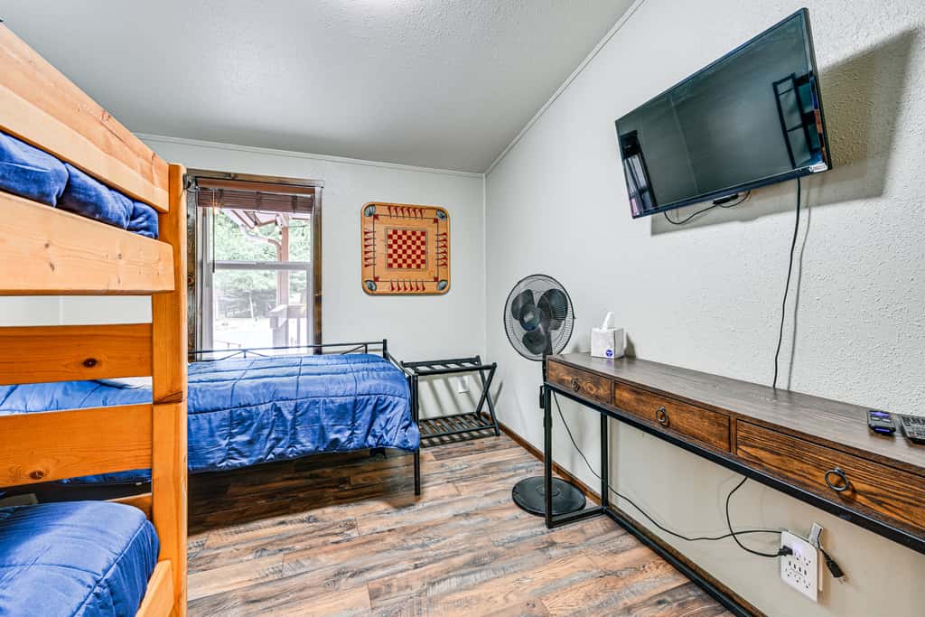 Gateway to Mt Rainier: Riverfront Haven w/ Hot Tub