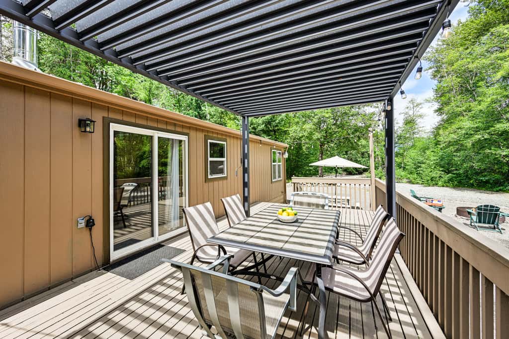 Gateway to Mt Rainier: Riverfront Haven w/ Hot Tub