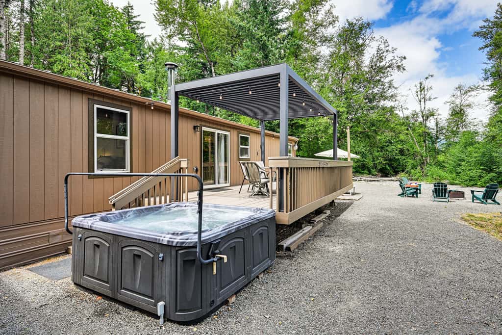 Gateway to Mt Rainier: Riverfront Haven w/ Hot Tub