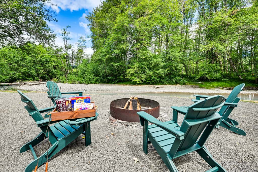 Gateway to Mt Rainier: Riverfront Haven w/ Hot Tub