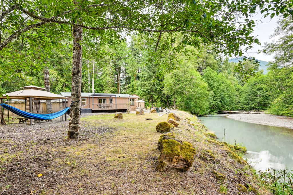Gateway to Mt Rainier: Riverfront Haven w/ Hot Tub
