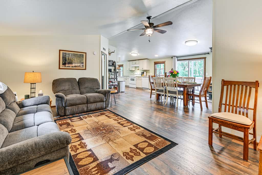 Gateway to Mt Rainier: Riverfront Haven w/ Hot Tub