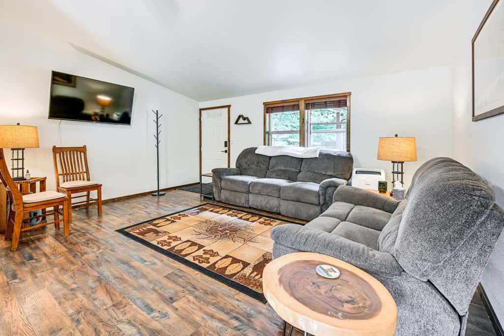 Gateway to Mt Rainier: Riverfront Haven w/ Hot Tub