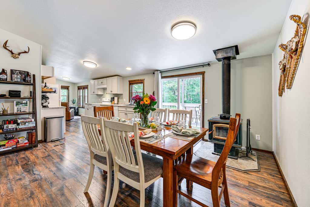 Gateway to Mt Rainier: Riverfront Haven w/ Hot Tub
