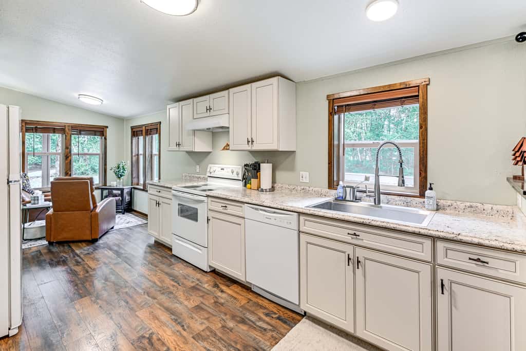 Gateway to Mt Rainier: Riverfront Haven w/ Hot Tub